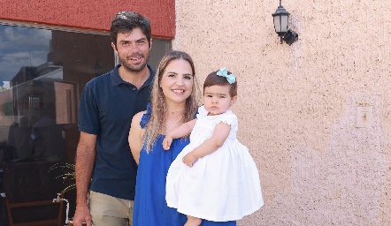  Fermín Rivera y Mónica Salinas con su hija Inés Rivera.