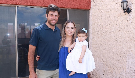 Fermín Rivera y Mónica Salinas con su hija Inés Rivera.