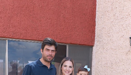 Fermín Rivera y Mónica Salinas con su hija Inés Rivera.