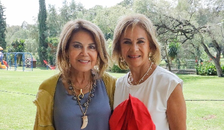  Lourdes Bustos y Gloria Estrada.