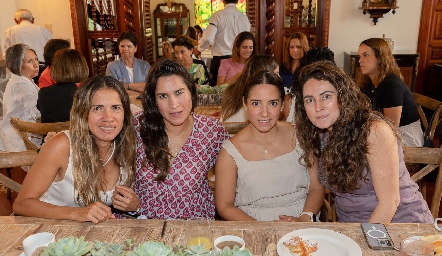  Yolanda Botello, Verónica Martínez, Elsa Castillo y Marcela Zapata.