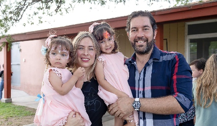  Alejandro Zamanillo y Gaby Alvarado con sus hijas Emilia y Alessa.