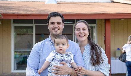  Luis Torres y Tere Ledezma con su hijo Luis.