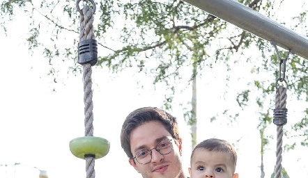  Ale Torres con su sobrino Luis.