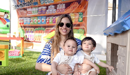  Melissa Compean con sus hijos Mariano y Roberto.