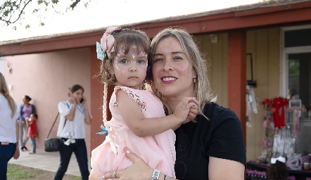  Gaby Alvarado con su hija Emilia.