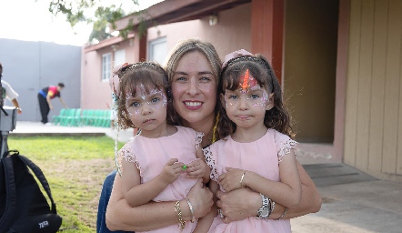  Gaby Alvarado con sus hijas Emilia y Alessa.