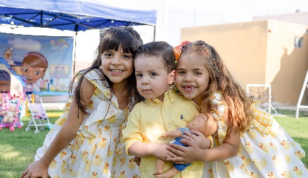  María Andrea, Nicolás y María Inés.