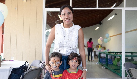  Saide Chevaile con sus hijos Alonso y David.