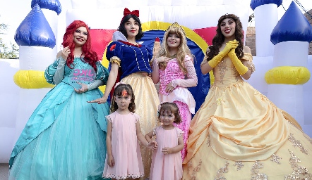  Alessa y Emilia con las princesas.