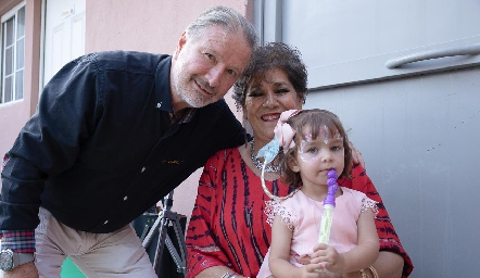  Jaime Alvarado y Patricia Torres con su nieta Emilia.