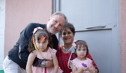  Jaime Alvarado y Patricia Torres con sus nietas Alessa y Emilia.