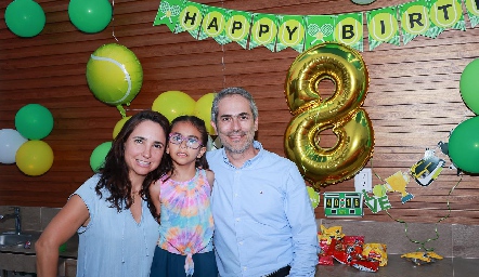  Cynthia Alcalde y Alejandro Bretzfelder junto a su hija Sarah Bretzfelder.