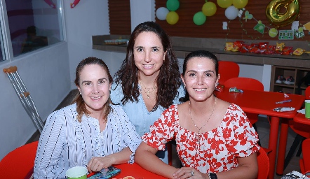  Ariadni Stavros, Cynthia Alcalde y Nuria Lozano.