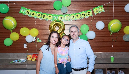  Cynthia Alcalde y Alejandro Bretzfelder junto a su hija Sarah.