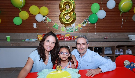  Cynthia Alcalde y Alejandro Bretzfelder junto a su hija Sarah.