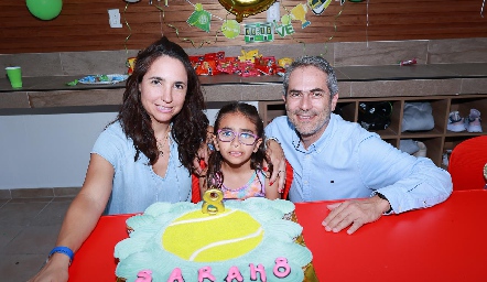  Cynthia Alcalde y Alejandro Bretzfelder junto a su hija Sarah.