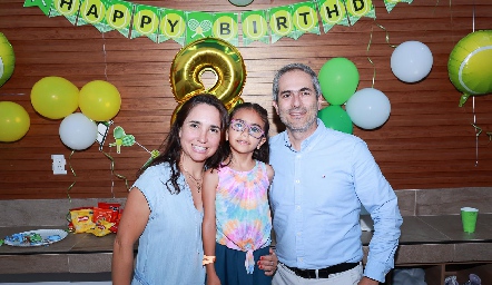  Cynthia Alcalde y Alejandro Bretzfelder junto a su hija Sarah.