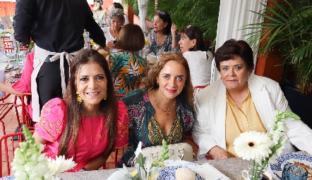  Claudia de los Santos, Lorena Anaya y Lourdes.