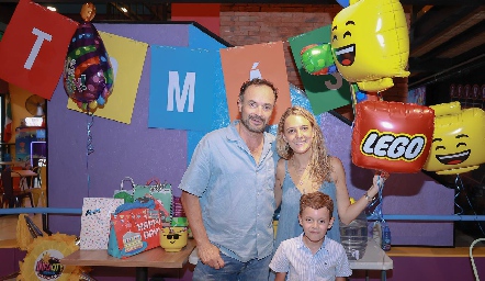  Eduardo Ramos y Priscila González con su hijo Tomás.