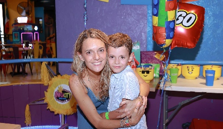  Priscila con su hijo Tomás Ramos.