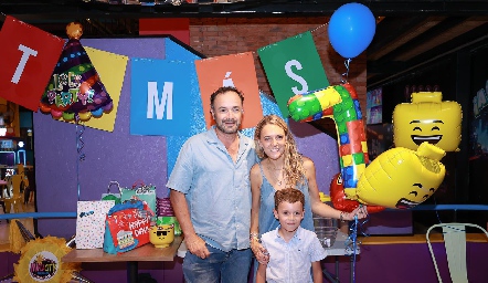  Eduardo Ramos y Priscila González con su hijo Tomás.