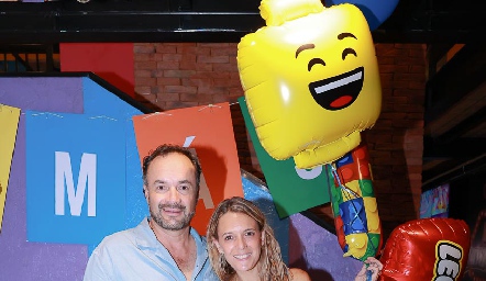  Eduardo Ramos y Priscila González con su hijo Tomás.