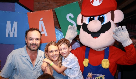  Eduardo Ramos y Priscila González con su hijo Tomás.