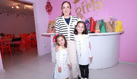 Amparo Gordillo con sus hijas Inés y Mariana Rubio.