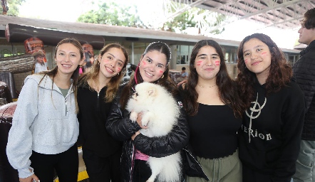  Ana Sandoval, Ale Argamacilla, Katerine Santillán, Diana González y Tamara León.