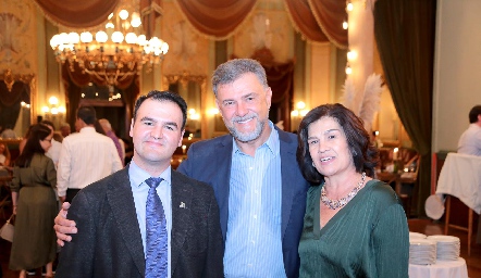  Vicente González, Tenoch González y Claudia Balbontín.