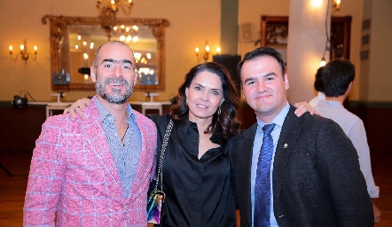  Manuel González, Fernanda Félix y Vicente González.