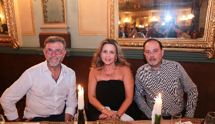  Tenoch González, Érika Rodríguez y Eduardo Zepeda.