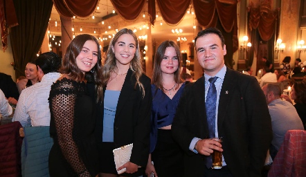  Caro Zermeño, Sofía Martínez, Vero Aguirre y Vicente González.