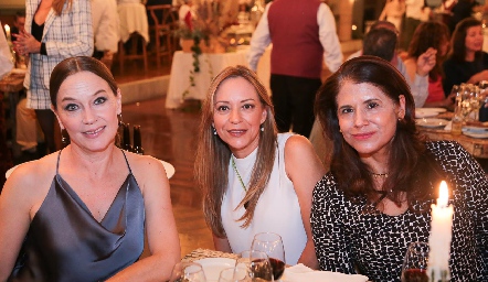  Ana Saldaña, Adriana Jiménez y Laura Camacho.