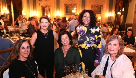  Lorena Valle, Maite Bustindui, Claudia Balbontíon, Beatriz González y María Amelia Vargas.