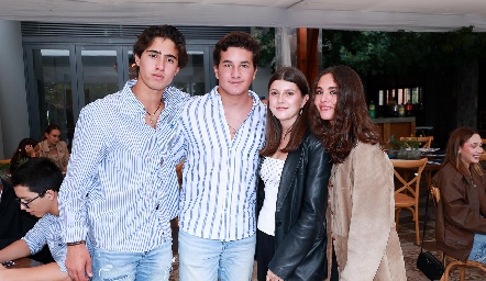  Joaquín González, Carlos de los Santos, Manuela Zambrano y Sofía González.