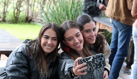  Fer García, Moni Michel y Vanessa Correa.