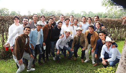  Jaime Ascanio celebrando su cumple con sus amigos.