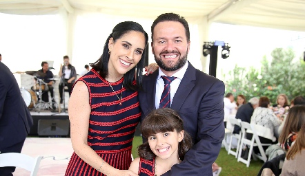  Vanessa Rodríguez y Francisco de Alba con su hija Fernanda.