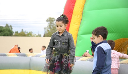  Jugando en el inflable.