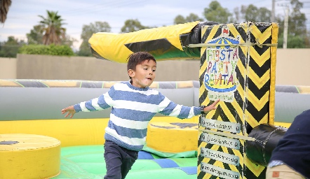  Jugando en el inflable.