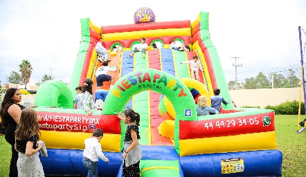  Jugando en el inflable.