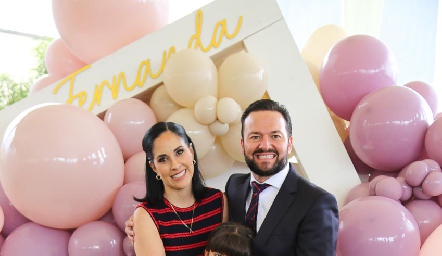  Vanessa Rodríguez y Francisco de Alba con su hija Fernanda.