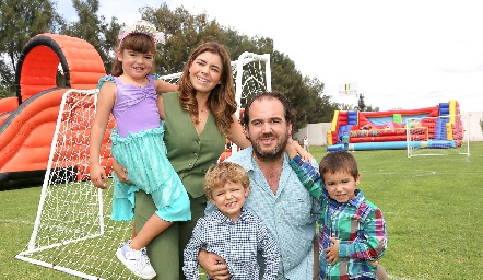  Jéssica Ferretiz y Fernando Castañón, con sus hijos Sofía, Patricio y Fernando.