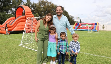  Jéssica Ferretiz y Fernando Castañón con sus hijos Sofía, Fernando y Patricio.