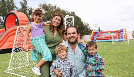  Jéssica Ferretiz y Fernando Castañón con sus hijos Sofía, Patricio y Fernando.