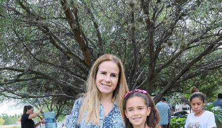  Michelle Baeza con sus hijas María José y Valeria Cortés.