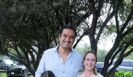  Raúl Figueroa y Ariadne Stavros con sus hijas Dánica e Irene.