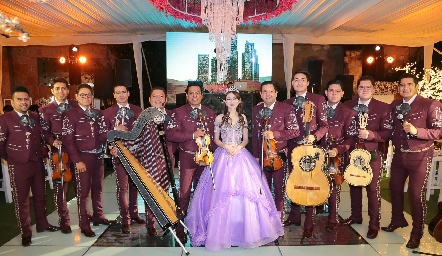  Valeria Centeno con el mariachi.